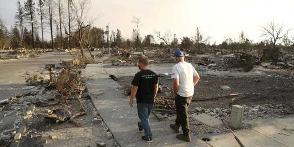 Residentes caminham em bairro destruído por incêndios em Santa Rosa, Califórnia/Foto: Divulgação Reuters 