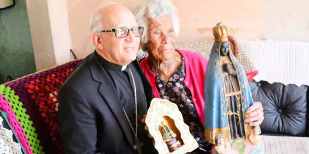 Maria Conceição Pedroso, de 89 anos, foi agraciada com a visita do bispo dom Sergio Arthur Braschi 