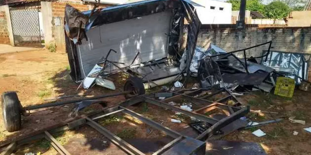 Imagem ilustrativa da imagem Estagiário da polícia furta carro oficial e destrói carrinho de lanches