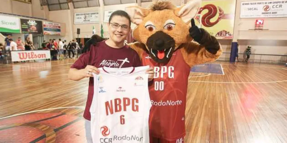 Imagem ilustrativa da imagem NBPG entrega camisa a ganhador de promoção