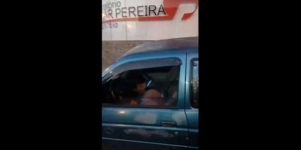 Imagem ilustrativa da imagem Motorista dorme no volante após bater em placa