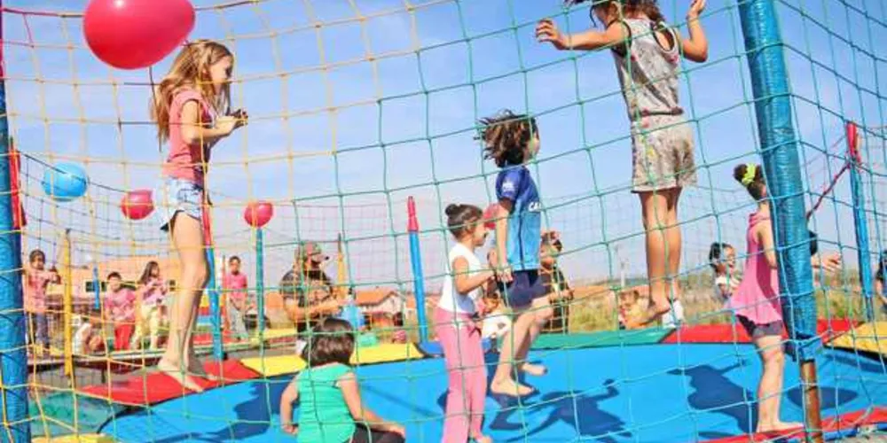 Na quinta-feira (12), meninos e meninas do Costa Rica e Esplendore se divertiram em uma ação da Prolar