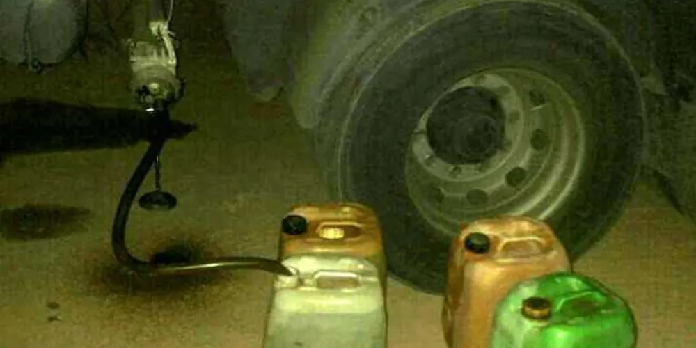 Dupla foi flagrada descarregando combustível de caminhão-tanque