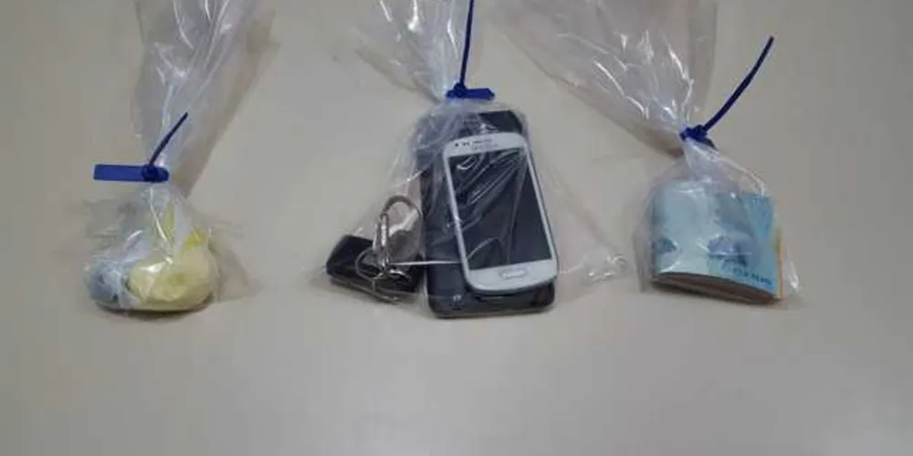 Jovem estava com buchas de maconha e cocaína em um bar