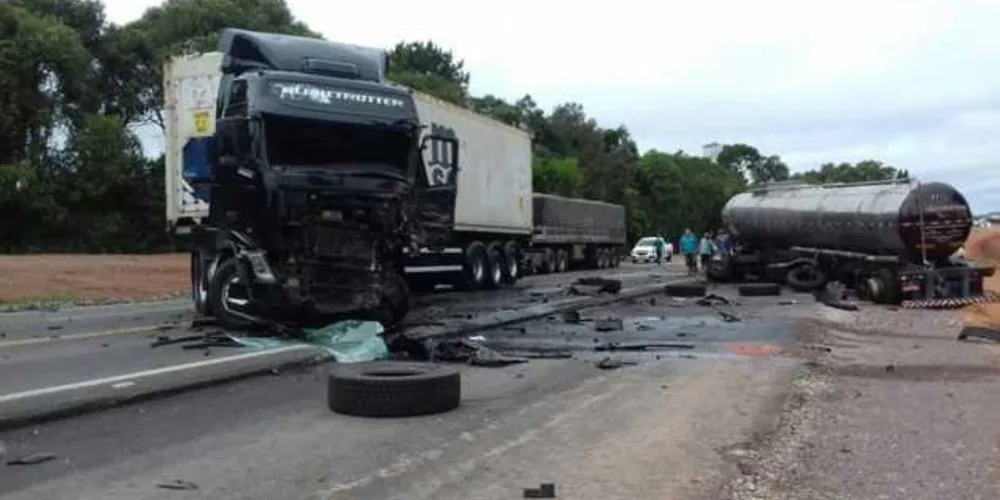 Imagem ilustrativa da imagem Colisão na PR-151 envolve um carro e três caminhões