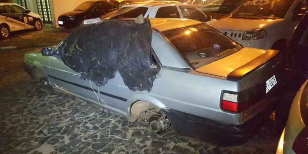 Veículo depenado estava às margens da BR-376, perto do Distrito Industrial