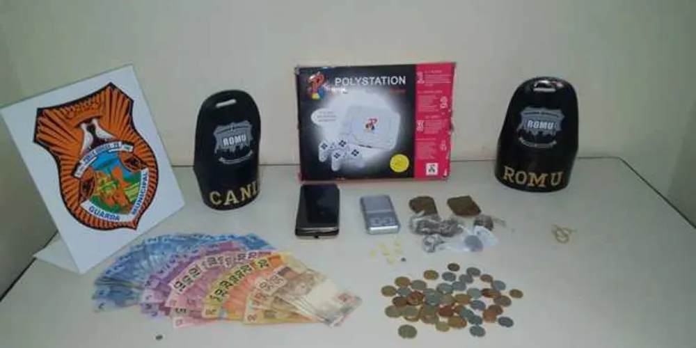 Além das drogas, suspeito foi flagrado com objetos que seriam roubados