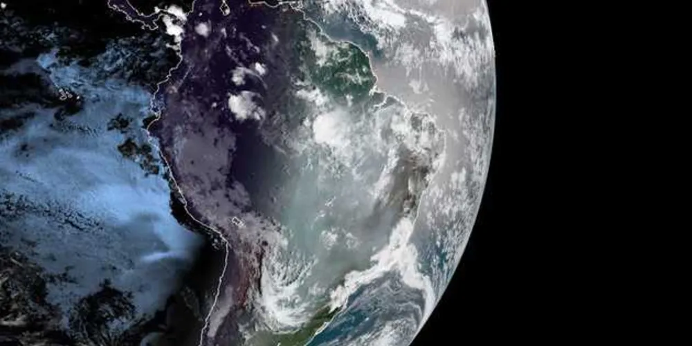 Imagem do satélite GOES-16 da NOAA mostrando a América do Sul na manhã desta segunda-feira (16)/Foto: Reprodução RAMMB