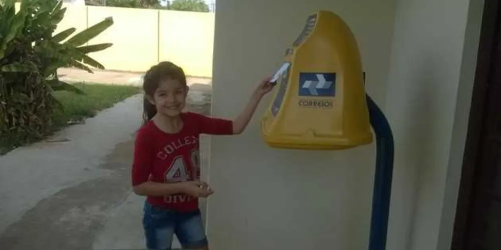 Alunos foram até a agência dos Correios