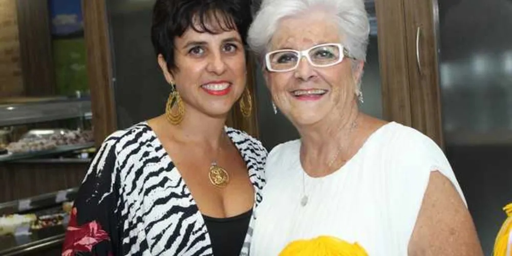 BRINDE A VIDA - Leda Weingärtner reserva a próxima quarta feira (18) para brindar a troca de idade. Esposa, mãe e avó, Leda é exemplo de dedicação e amor incondicional a família, além disso, dedica parte de seu tempo aos menos favorecidos, movimentando a sociedade em prol de causas sociais. No registro, Leda com sua filha Viviane Weingärtner. Da coluna RC os votos de realizações e alegrias.