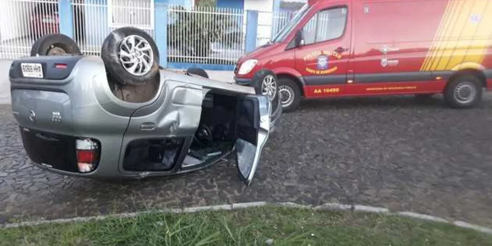 Um dos veículos parou com as rodas para o ar. O condutor foi socorrido por unidade do Siate