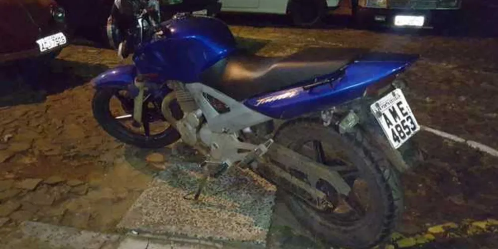 Veículo usado em assalto foi abandonado horas depois do crime; moto tinha alerta de furto 