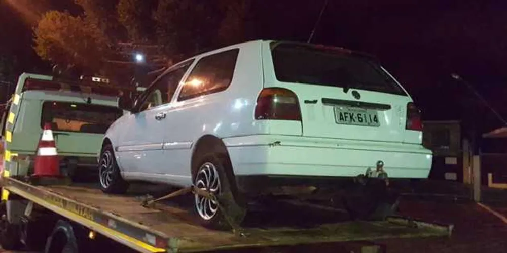 Veículo furtado no fim de semana estava abandonado no Parque Auto Estrada