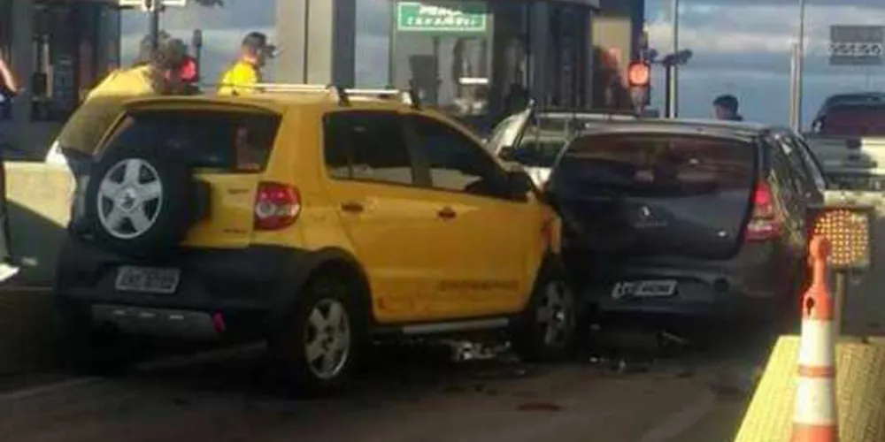 Imagem ilustrativa da imagem Carros engavetam na praça de pedágio de Carambeí