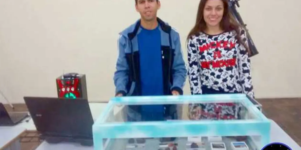 O grupo leva às instituições de ensino uma exposição itinerante com 17 meteoritos.