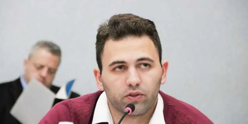 Vereador protocolou pedido para descontar salário de assessor que viajou para o Vaticano