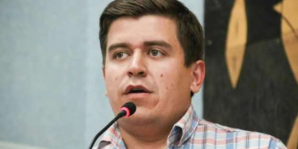 Vereador Vinicius Camargo (PRB) será responsável por dar andamento a processo contra Felipe Passos (PSDB) e assessor por viagem ao exterior