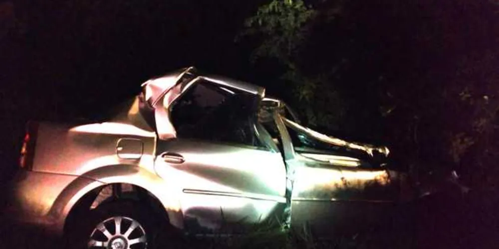 Após o impacto, veículo foi parar no acostamento; motorista teve apenas lesões leves