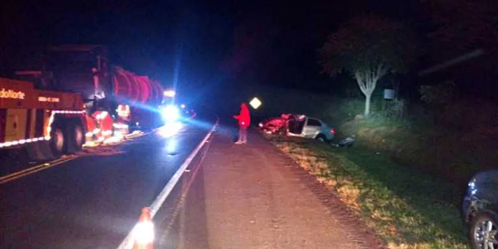 Motorista do carro sofreu ferimentos graves e precisou ser levado para Ponta Grossa