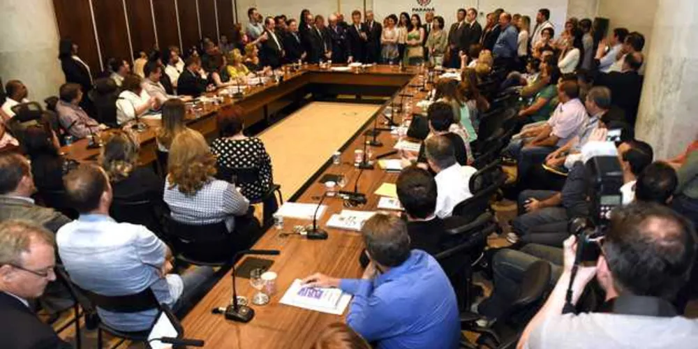 Governador Beto Richa, acompanhado pelo secretário da Fazenda, Mauro Ricardo Costa, secretário chefe da Casa Civil, deputado Valdir Rossoni, secretária da Educação, Ana Ceres Trento Comin e demais autoridades, assina acordo entre a Secretaria de Estado da Educação e Tribunal Regional do Trabalho.
Curitiba, 18/10/2017
Foto: Ricardo Almeida / ANPr