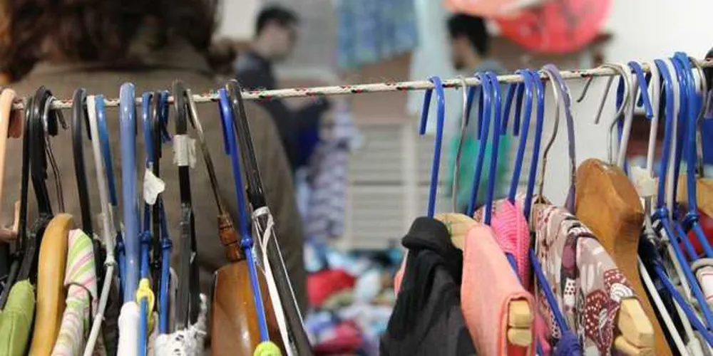 Imagem ilustrativa da imagem Apadevi realiza bazar de roupas novas no calçadão