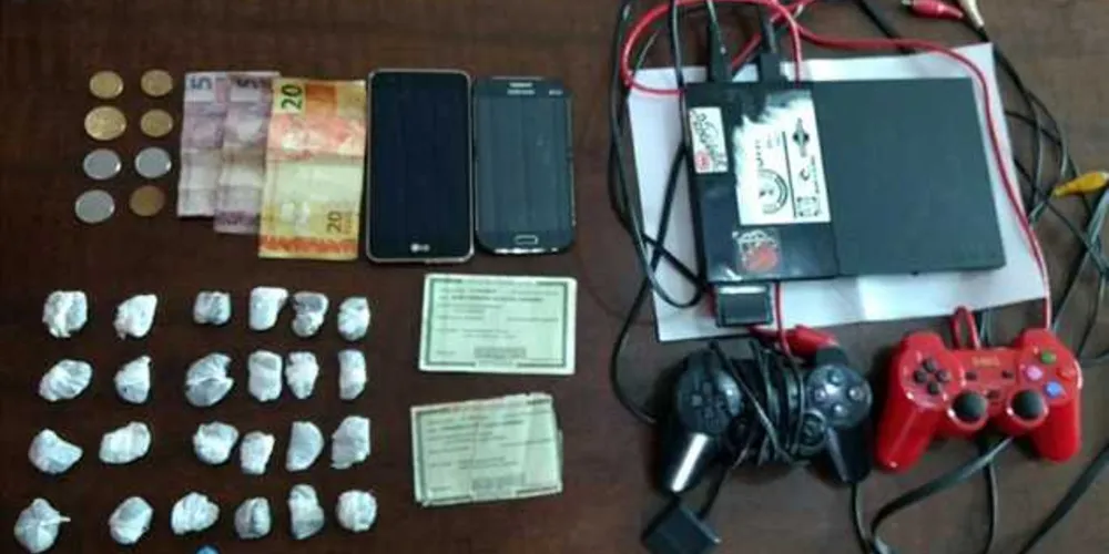 Além da droga, polícia também apreendeu vários objetos de origem duvidosa
