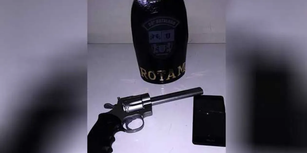 Suspeito foi encontrado com arma de brinquedo e celular roubado