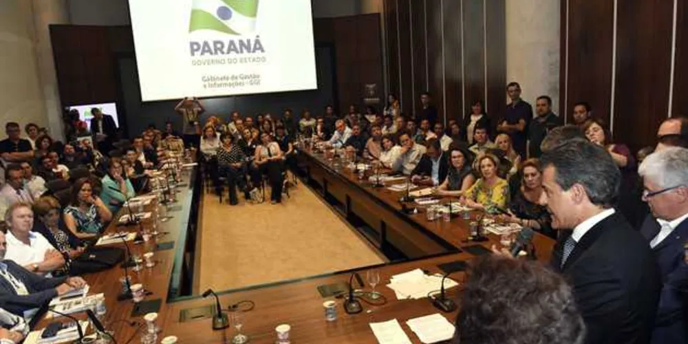 Governador Beto Richa, acompanhado pelo secretário da Fazenda, Mauro Ricardo Costa, secretário chefe da Casa Civil, deputado Valdir Rossoni, secretária da Educação, Ana Ceres Trento Comin e demais autoridades, assina acordo entre a Secretaria de Estado da Educação e Tribunal Regional do Trabalho.
Curitiba, 18/10/2017
Foto: Ricardo Almeida / ANPr