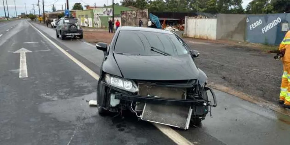 Motorista e passageiros fugiram do local, de acordo com testemunhas