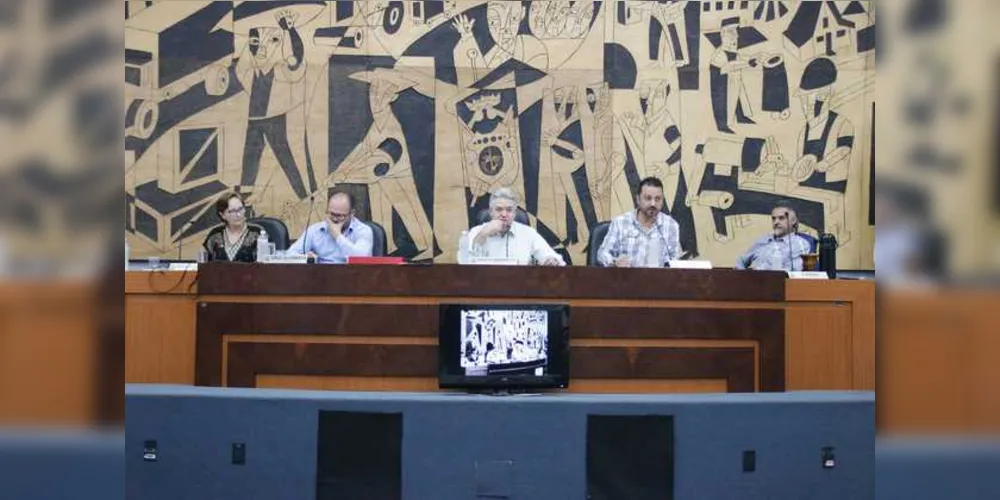 Mesa Executiva deve fazer duas sessões nesta segunda-feira