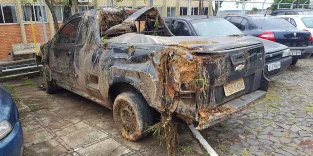 Imagem ilustrativa da imagem Carro roubado é encontrado destruído na BR-376