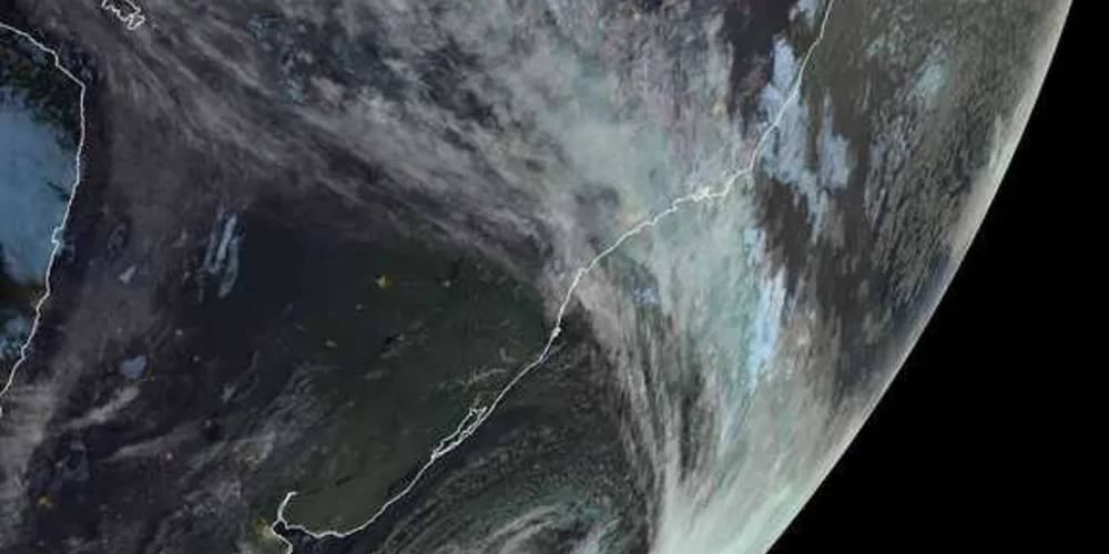 Imagem do satélite Cira/RAMMB mostrando o Brasil nesta segunda-feira