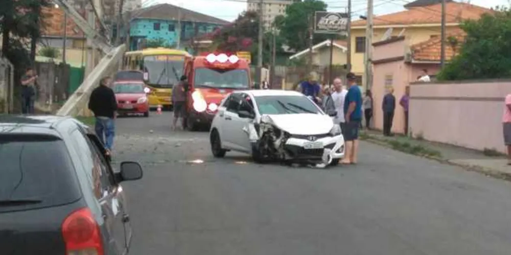 Com o impacto, poste ficou partido ao meio, mas mulher escapou ilesa do acidente