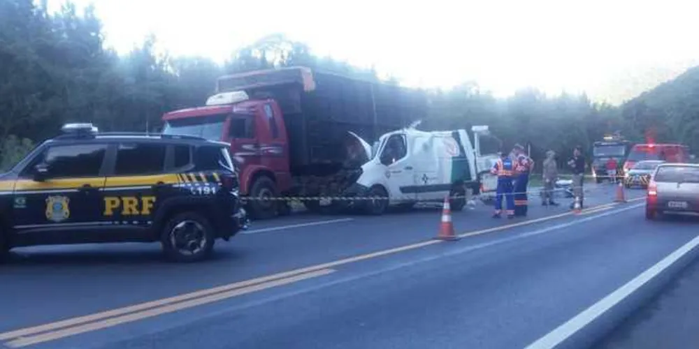 Todos os mortos viajavam na ambulância. Este veículo pertence à Secretaria de Saúde