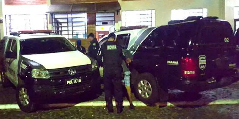 Um adolescente e dois adultos foram detidos suspeitos do crime