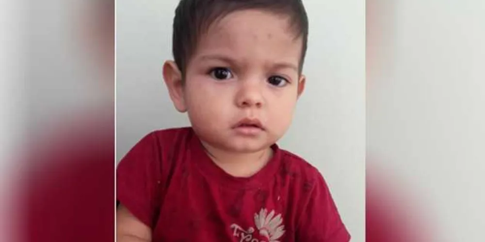 Polícia pede ajuda para encontrar familiares de menino, que tem aproximadamente um ano e meio