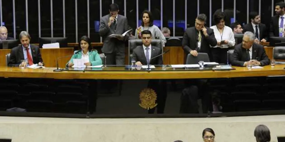 Mesa Executiva lê parecer contrário à abertura de denúncia 