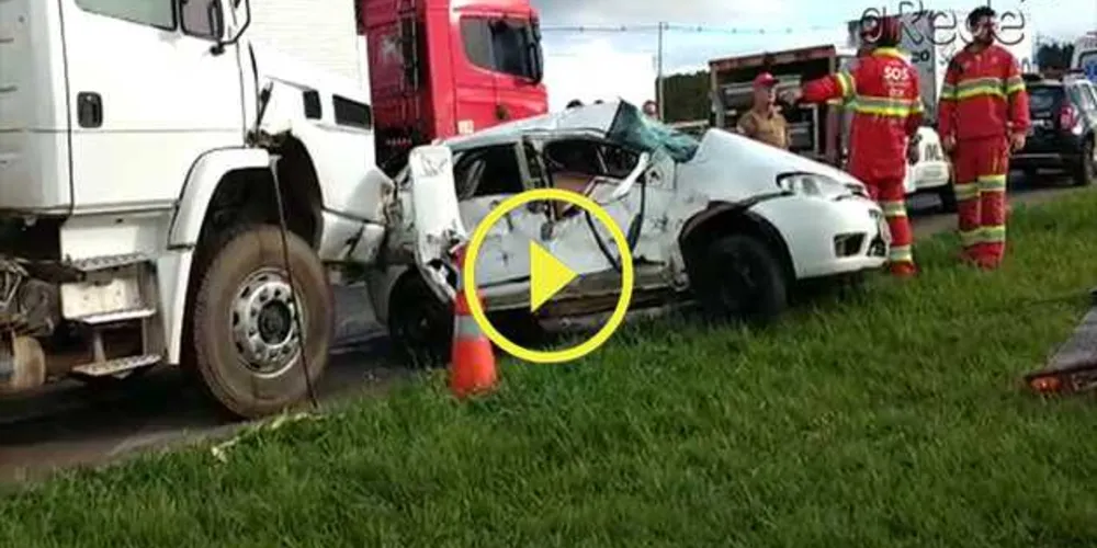 Caminhoneiro não conseguiu frear e atingiu a lateral do Palio