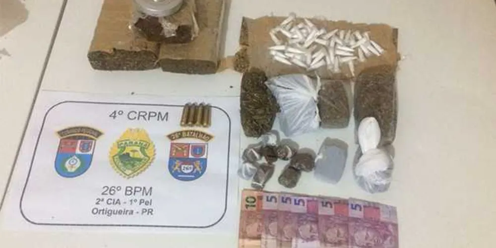 Suspeitos foram flagrados, no total, com mais de um quilo de maconha e 50 pinos de cocaína