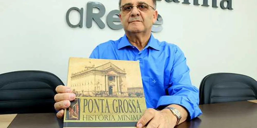 Josué Corrêa Fernandes faz o lançamento de seu livro que conta a história de Ponta Grossa