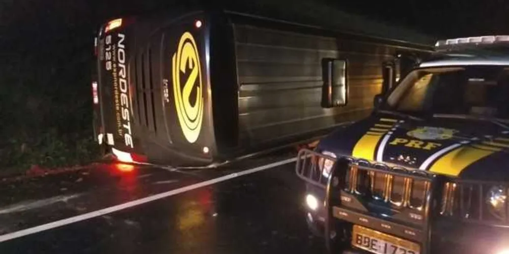 Carro rodou na pista, bateu contra ônibus e veículo tombou; no total, quatro pessoas morreram