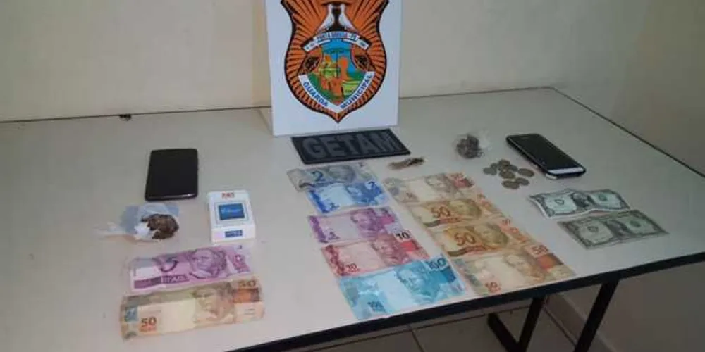 Além da droga, dupla foi flagrada com mais de R$ 350 ao lado de bar no centro da cidade