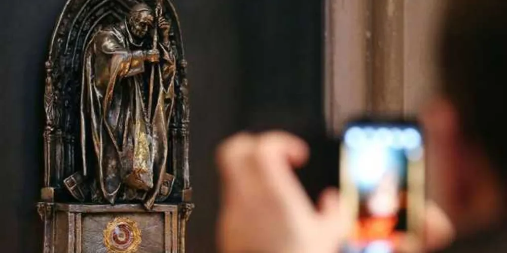 Uma relíquia do papa João Paulo II, impregnada com sangue do pontífice polonês, foi roubada de um santuário do lago de Garda, no norte da Itália/Foto: Divulgação AFP