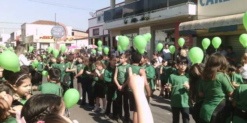 Desfile contou com as escolas municipais