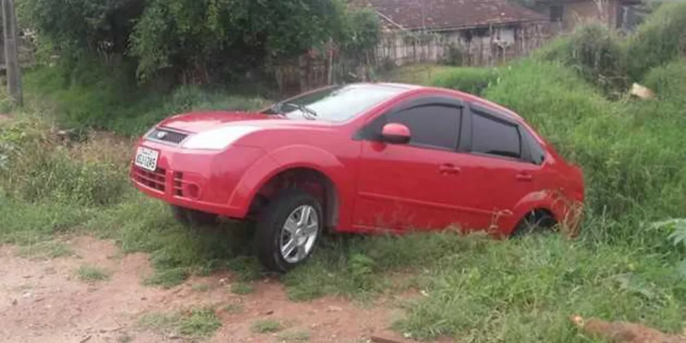 Veículo tinha sido furtado na noite anterior e foi encontrado abandonado