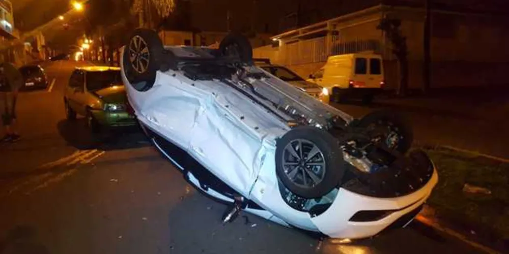 Imagem ilustrativa da imagem Carro capota em acidente no centro de PG