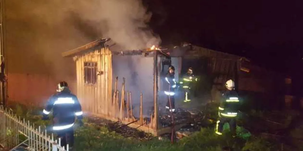 Imagem ilustrativa da imagem Incêndio criminoso destrói casa na Vila Liane