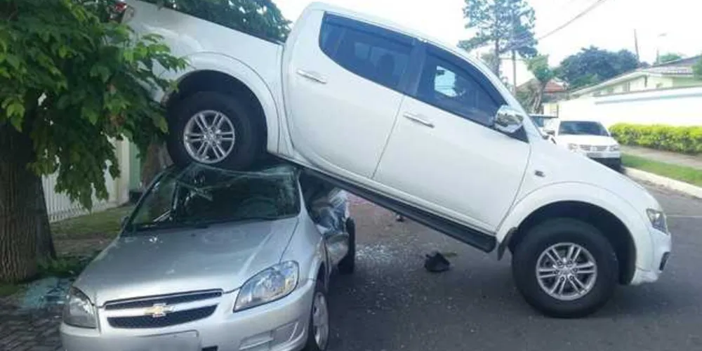 Imagem ilustrativa da imagem Motorista embriagado ‘sobe’ em carro ao tentar manobrar