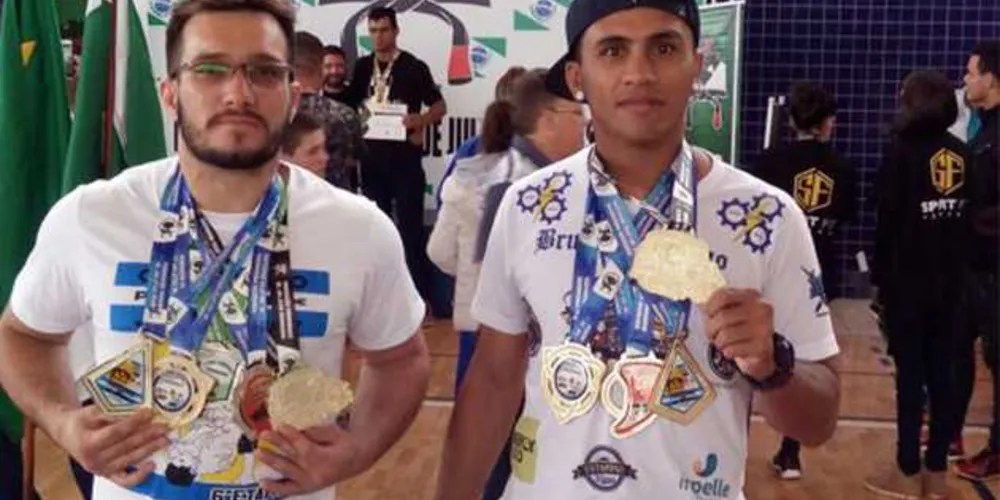 Lutadores da academia Atos receberam premiação neste final de semana em Curitiba 