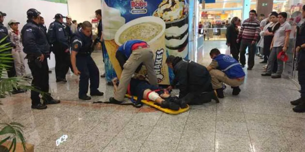 Pelo menos duas pessoas levaram tiros na perna e no braço; seriam clientes do estabelecimento